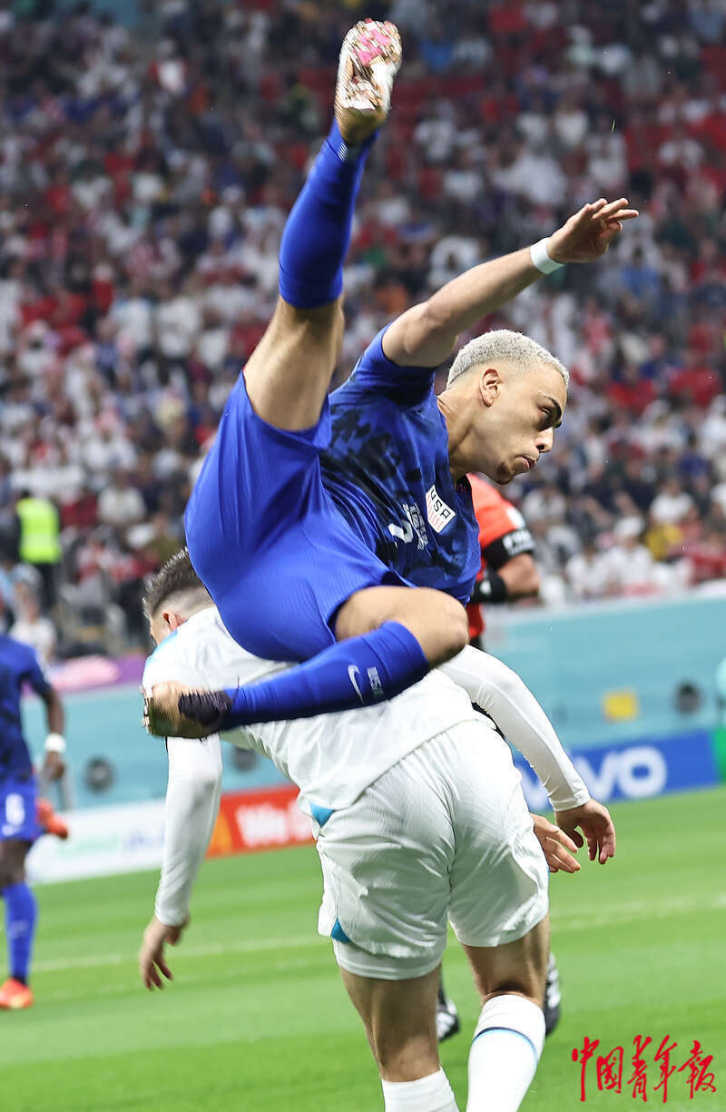 精彩瞬间直击：球场战况惊险刺激的简单介绍