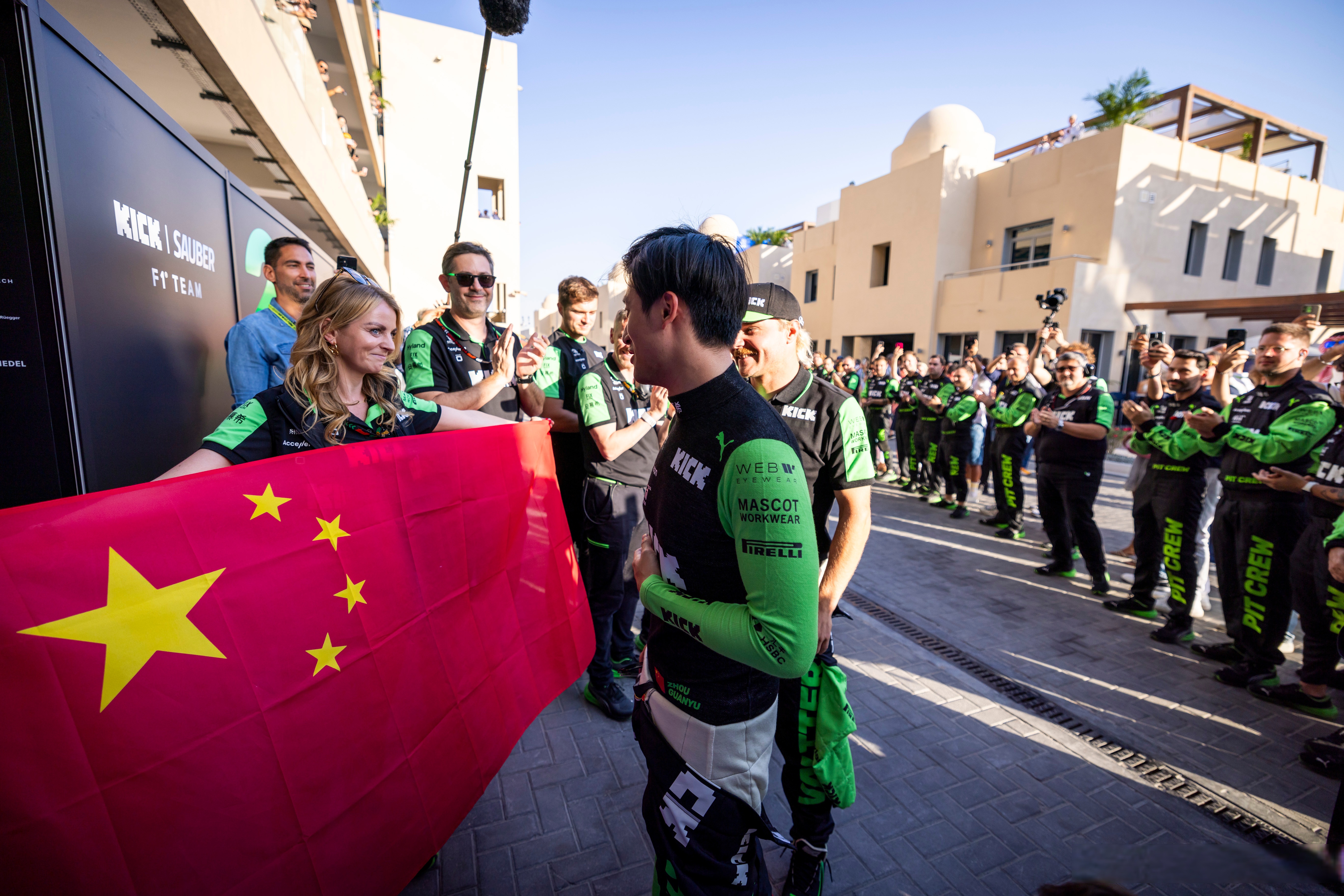 哈斯车队横扫阿斯顿马丁，周冠宇点燃赛场的简单介绍