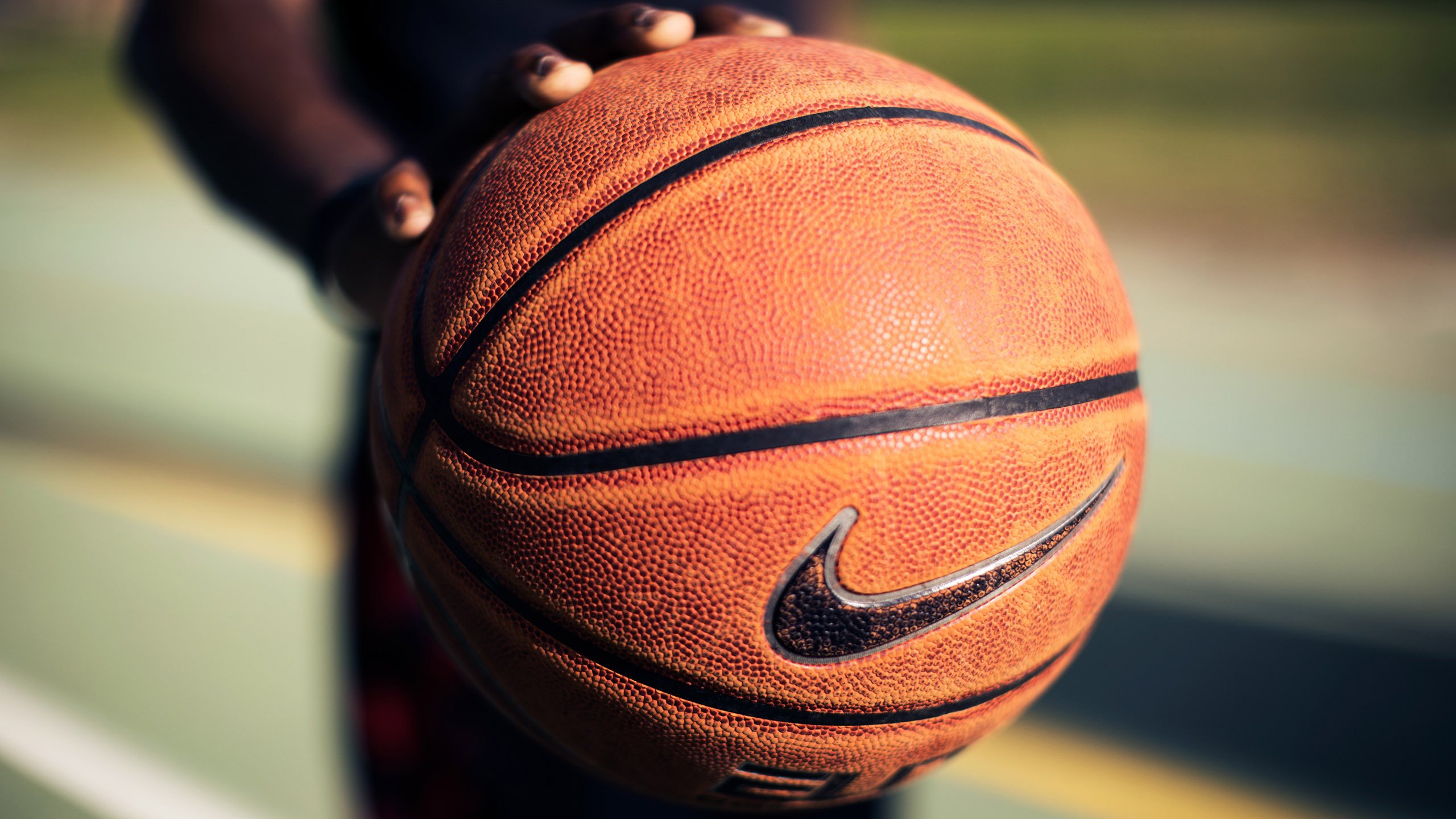 这是一个非常有意思的创意组合！三种看似不相关的元素（CBA新疆队、NBA公牛队、雷霆新星切特·霍姆格伦、欧洲篮球冠军联赛）被融合在一起，充满了关公战秦琼的荒诞感和想象力